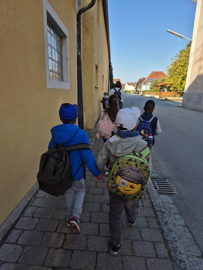 Die Klasse GS 4 auf ihrem ersten Wandertag gemeinsam mit der Klasse 1a der Grund- und Mittelschule Pilsting.