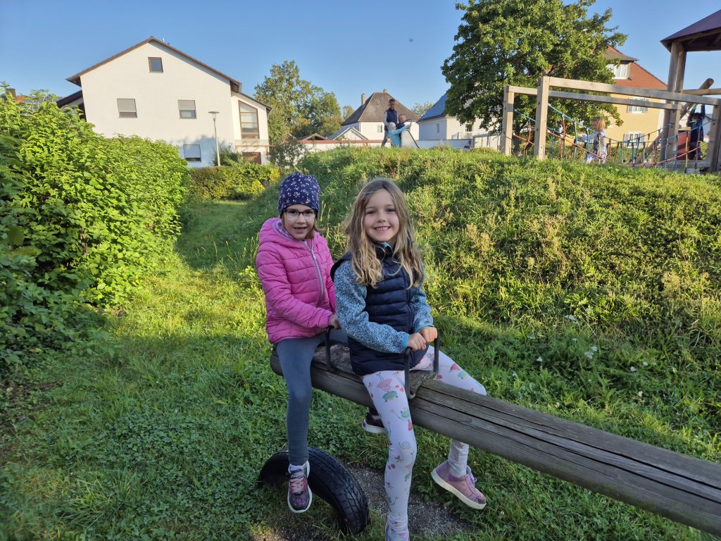 Die Klasse GS 4 auf ihrem ersten Wandertag gemeinsam mit der Klasse 1a der Grund- und Mittelschule Pilsting.